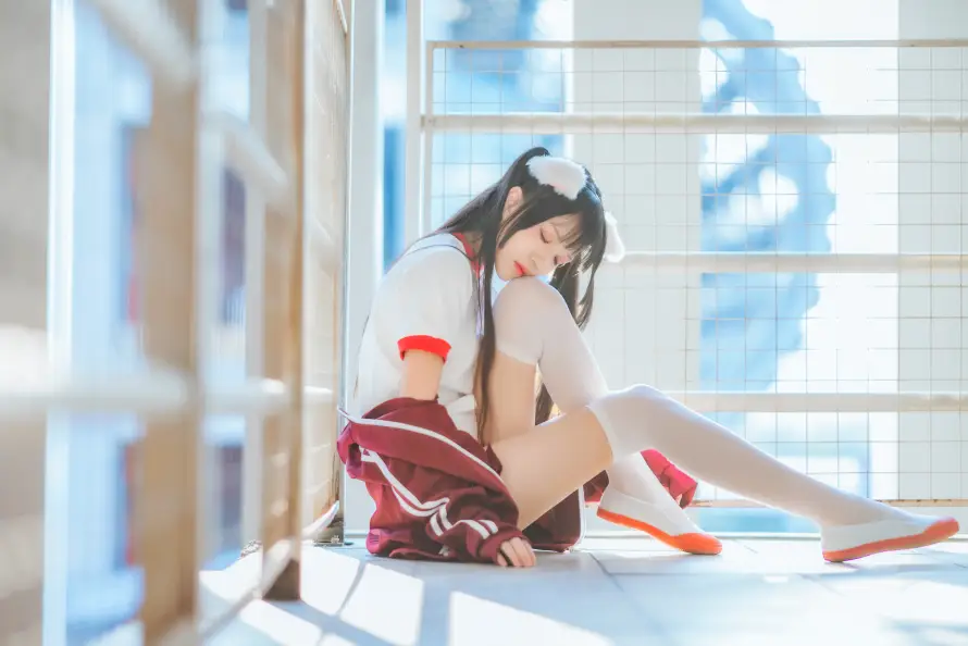 8k光影壁纸-运动服和坐姿-猫耳少女热门的壁纸「哲风壁纸」