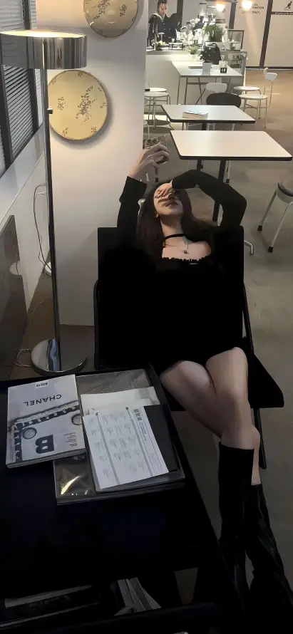 4k时钟壁纸 - 桌椅 - 美女 - 长靴「哲风壁纸」
