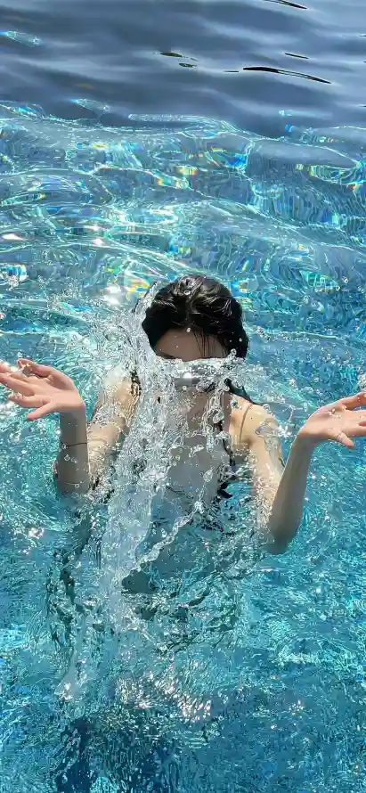 4k泳装壁纸 - 水面 - 清凉 - 女生「哲风壁纸」