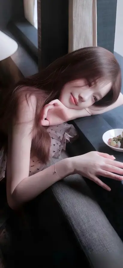 4k坐姿壁纸 - 室内 - 少女 - 托腮「哲风壁纸」
