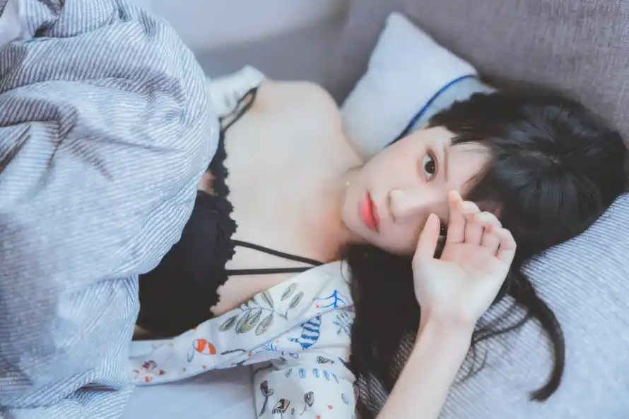 4k人像壁纸 - 女 - 写真 - 卧床「哲风壁纸」