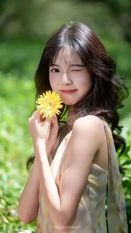 4k人像壁纸 - 卷发 - 夏日 - 户外「哲风壁纸」