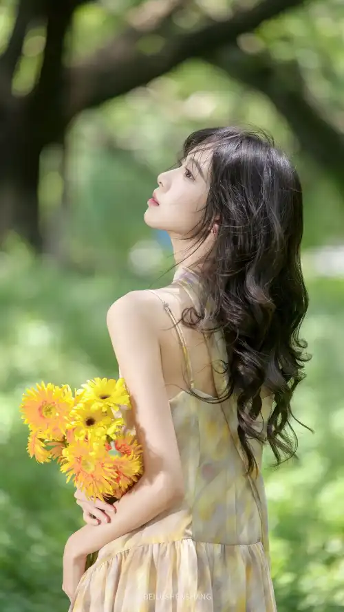 4k夏日壁纸 - 少女 - 户外 - 树荫「哲风壁纸」