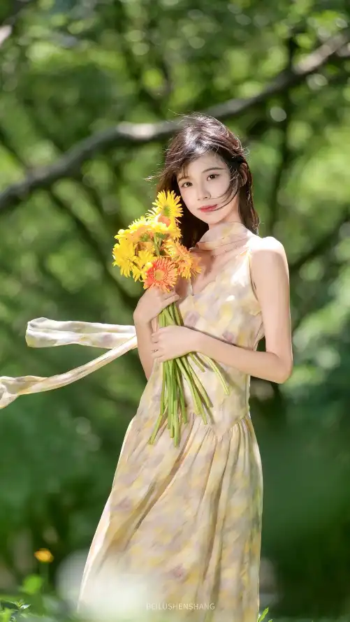 4k夏日壁纸 - 少女 - 户外 - 林间「哲风壁纸」