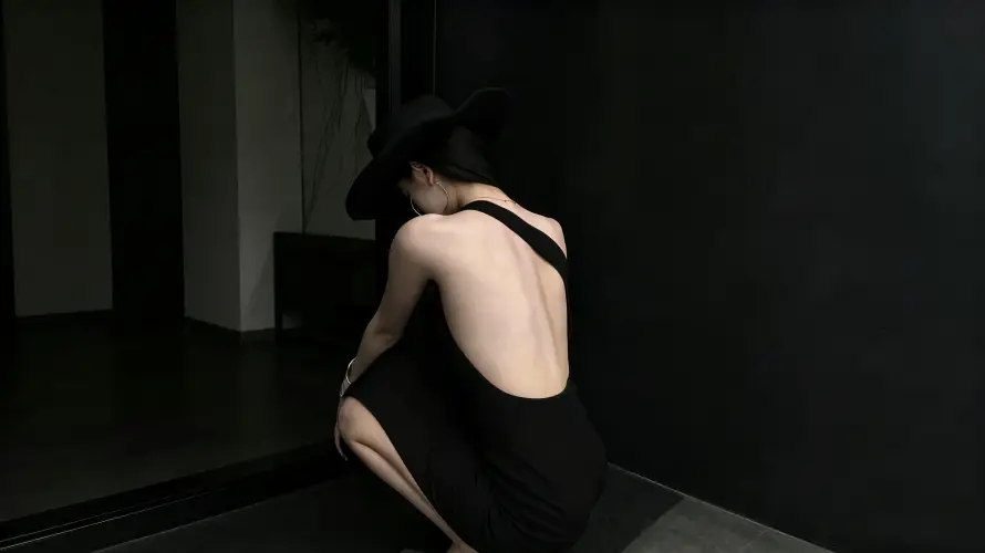 3k写真壁纸-氛围感 - 冷艳-黑衣女性壁纸分享「哲风壁纸」