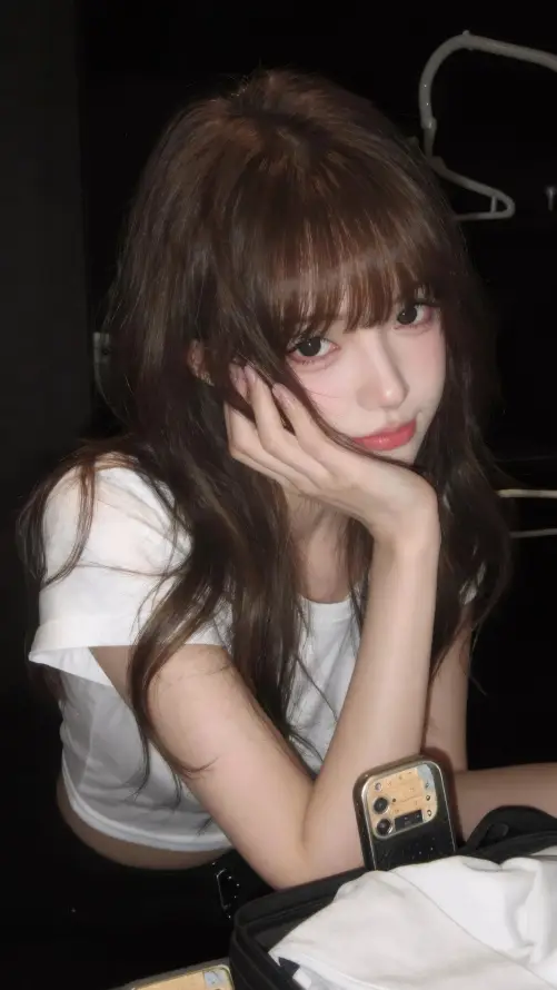 4k人像壁纸 - 室内 - 少女 - 托腮「哲风壁纸」