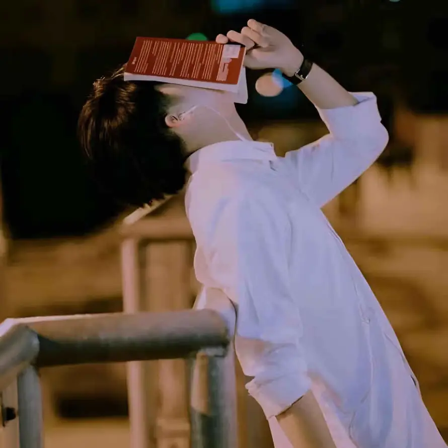 4k书本壁纸 - 侧影 - 夜景 - 少年「哲风壁纸」