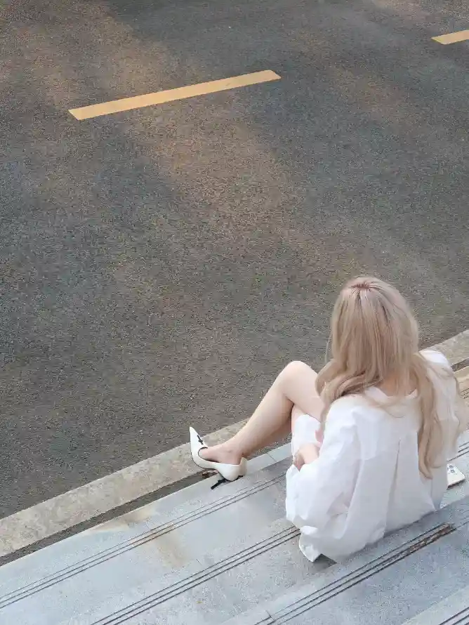 4k台阶壁纸 - 坐姿 - 女生 - 背影「哲风壁纸」