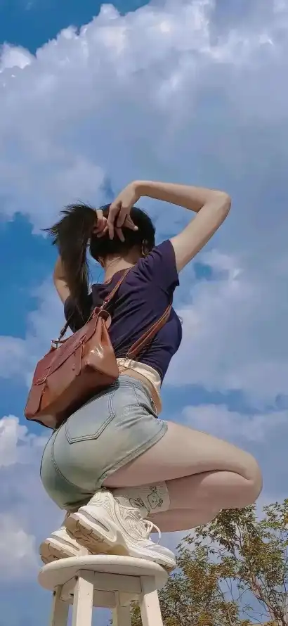 4k凳子壁纸 - 少女 - 户外 - 白云「哲风壁纸」