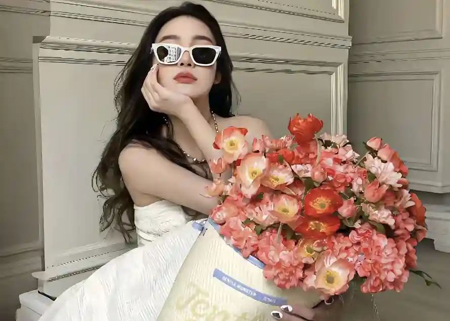 4k托脸壁纸 - 美女 - 花束 - 长发「哲风壁纸」