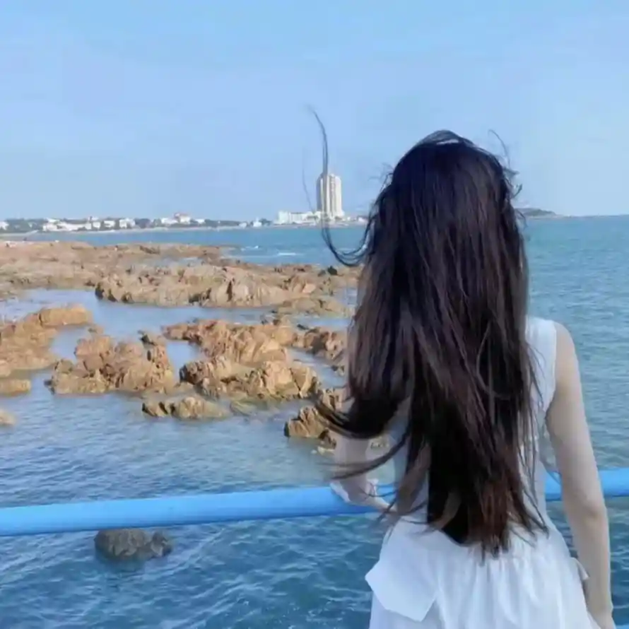 4k海景壁纸 - 海边 - 白裙 - 礁石「哲风壁纸」