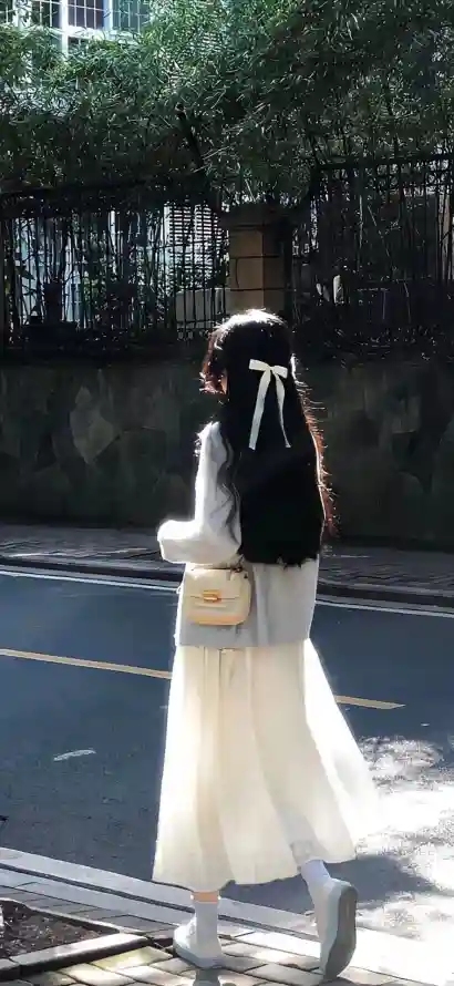 4k户外壁纸 - 白裙 - 背影 - 街道「哲风壁纸」