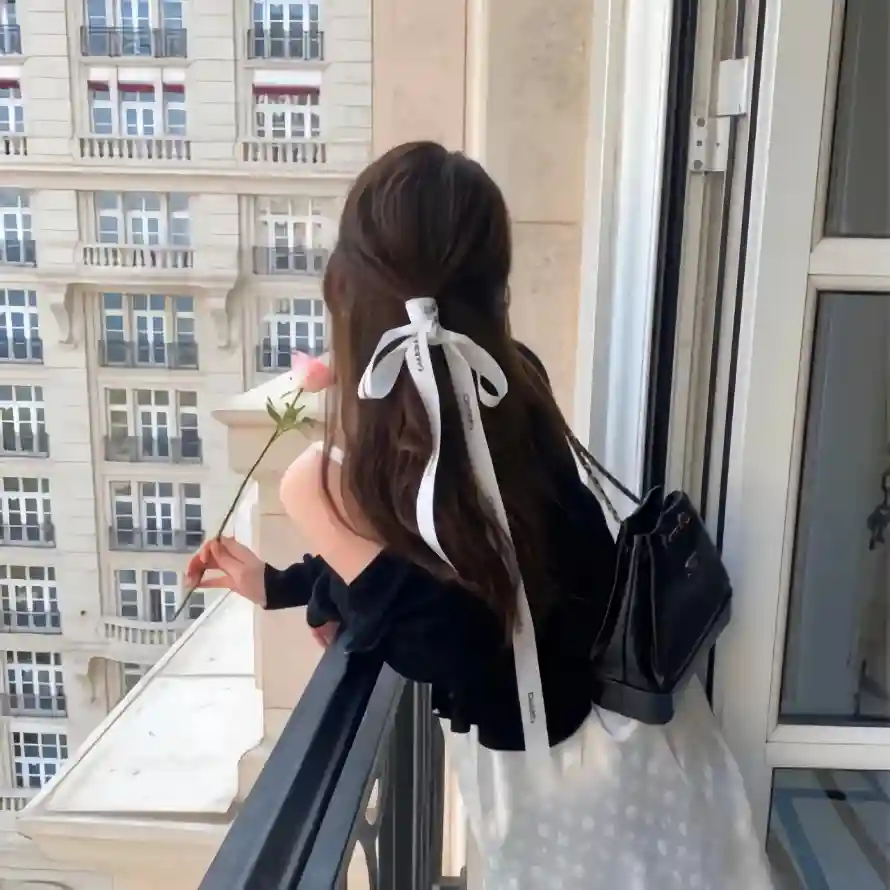4k窗边壁纸 - 美女 - 背影 - 长发「哲风壁纸」