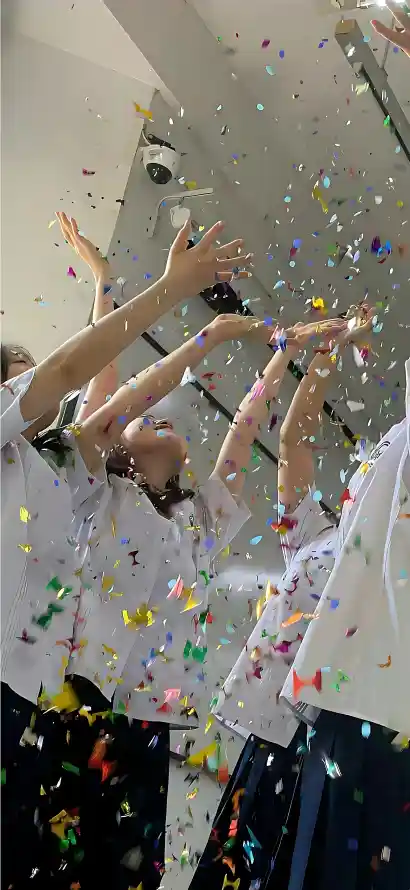 4k举手壁纸 - 亮片 - 学生 - 庆祝「哲风壁纸」
