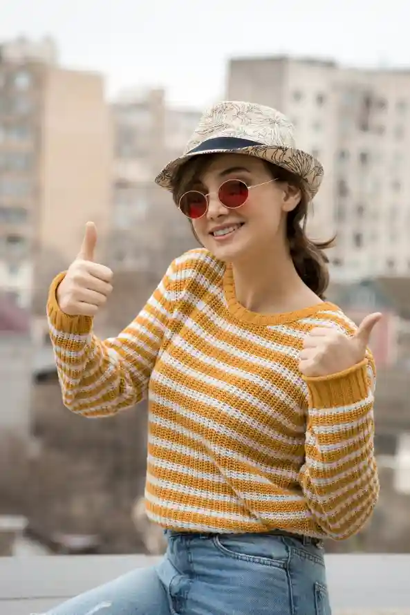 4k女性壁纸 - 户外 - 毛衣 - 笑容「哲风壁纸」