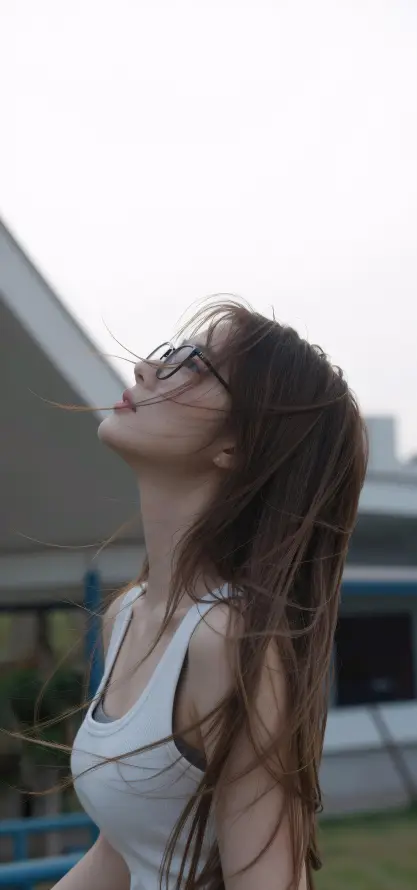 4k人像壁纸 - 仰头 - 好看 - 户外「哲风壁纸」