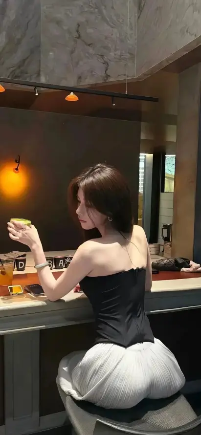 4k侧颜壁纸 - 吧台 - 室内 - 性感「哲风壁纸」