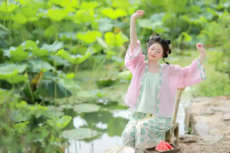 4k伸腰壁纸 - 古风 - 夏日 - 少女「哲风壁纸」