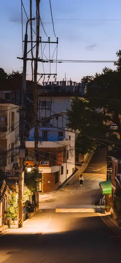 4k坡道壁纸 - 夜晚 - 小巷 - 暖光「哲风壁纸」