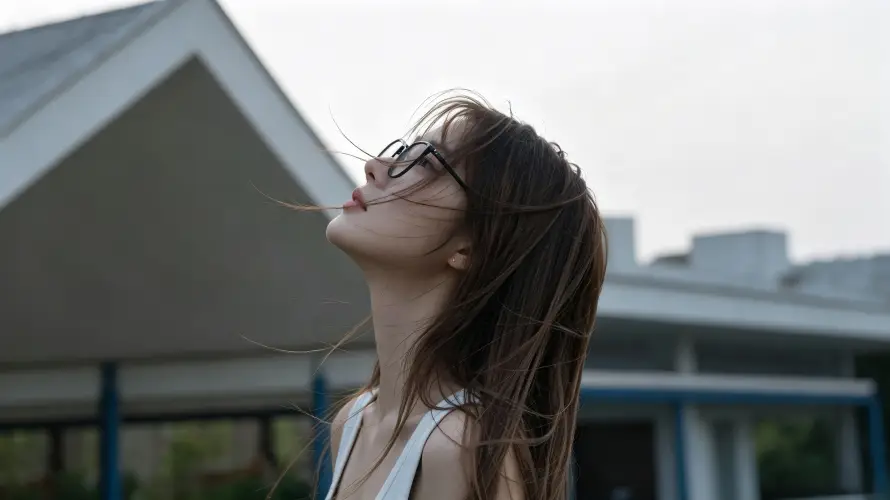 3k仰头壁纸-风 - 女生-好看「哲风壁纸」