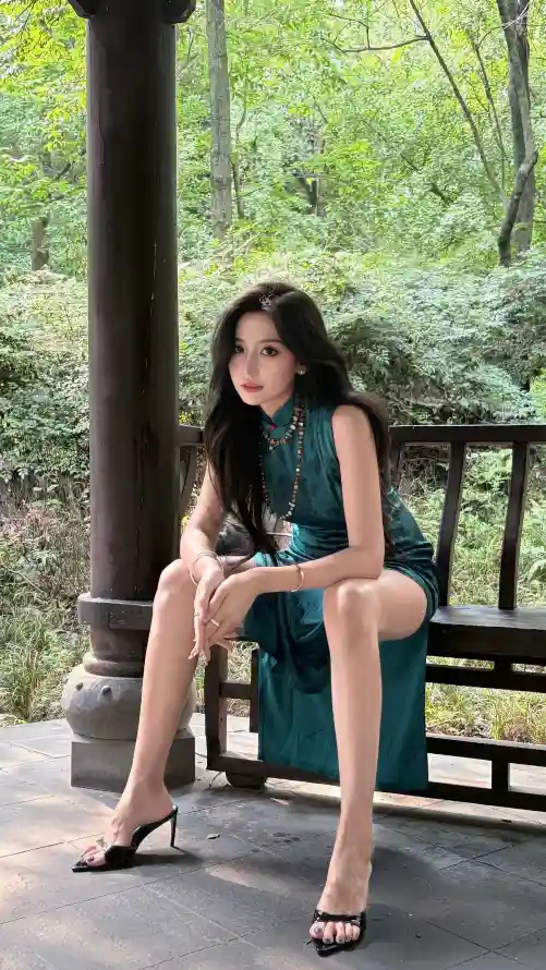 4k坐姿壁纸 - 御姐 - 户外 - 树林「哲风壁纸」