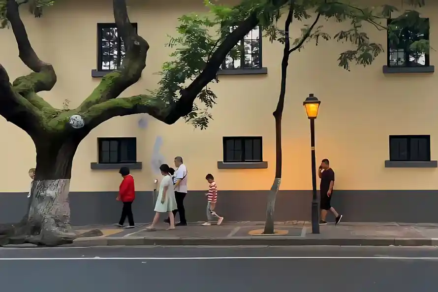 2k傍晚壁纸-暖光 - 行人-街景「哲风壁纸」