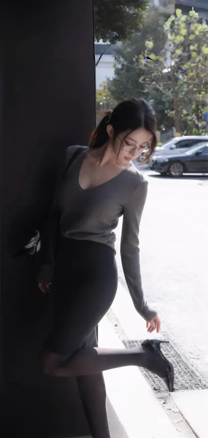 4k户外壁纸 - 灰衣 - 美女 - 街头「哲风壁纸」