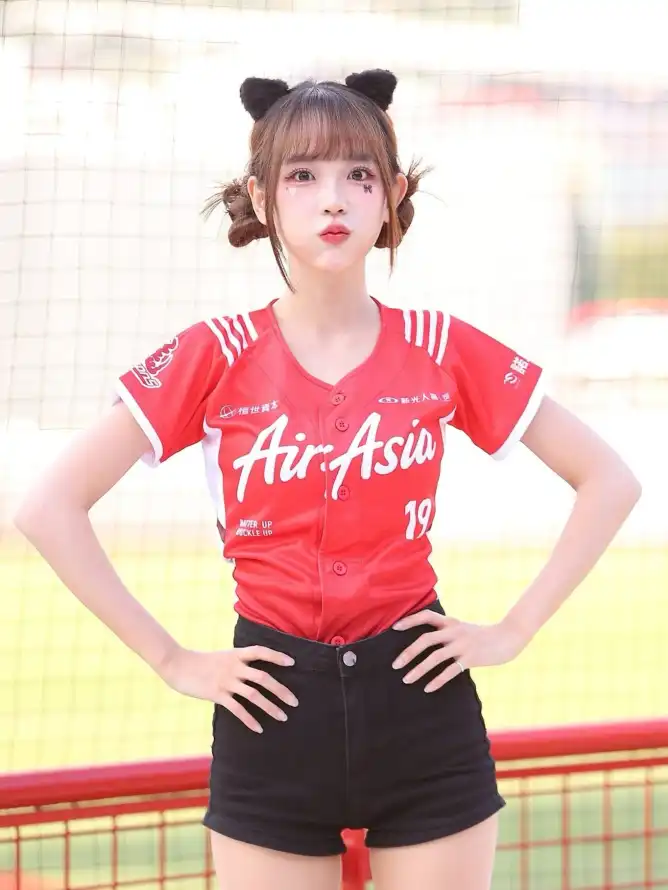 4k叉腰壁纸 - 少女 - 户外 - 球场「哲风壁纸」