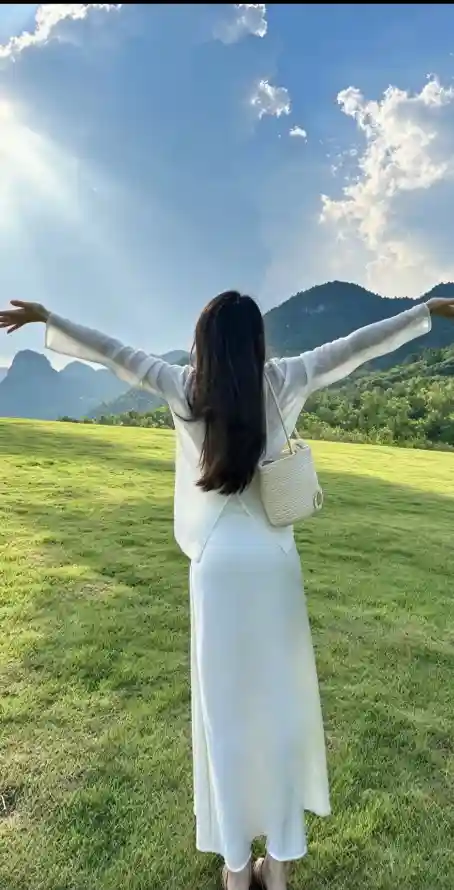 4k户外壁纸 - 美女 - 背影 - 草原「哲风壁纸」