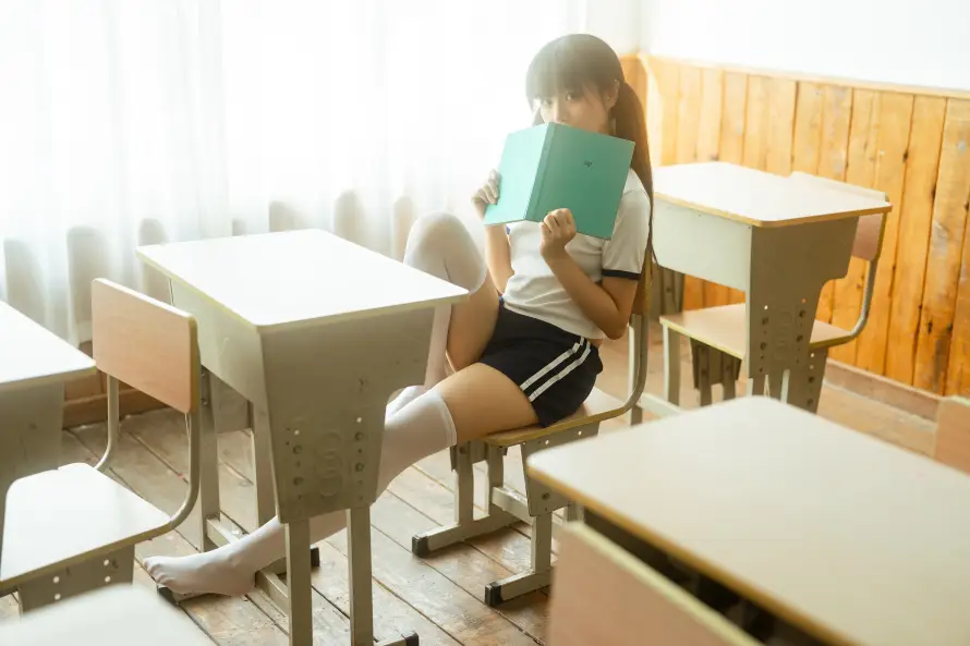 4k书本壁纸 - 少女 - 教室 - 校园「哲风壁纸」 4k书本壁纸 - 少女 - 教室 - 校园「哲风壁纸」