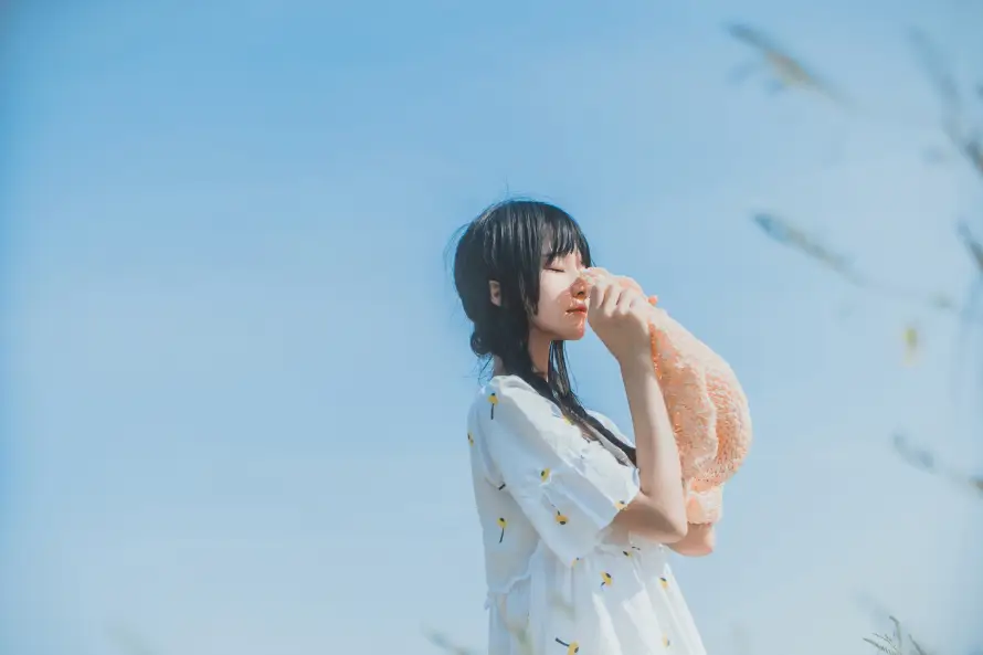 6k侧脸壁纸-户外 - 晴朗-白衣「哲风壁纸」