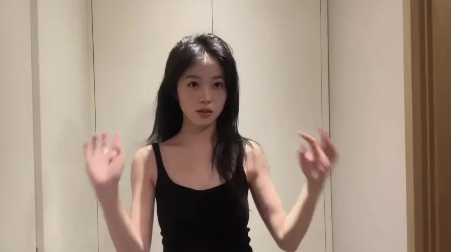 2k室内壁纸-少女 - 居家-抬手「哲风壁纸」