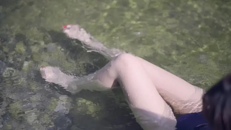 4k涉水壁纸 - 湿身 - 美女 - 氛围感「哲风壁纸」