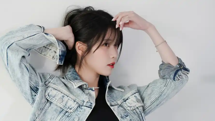 4k侧脸壁纸-扎发 - 白墙-美女「哲风壁纸」