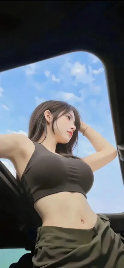 4k侧身壁纸 - 美女 - 蓝天 - 车边「哲风壁纸」