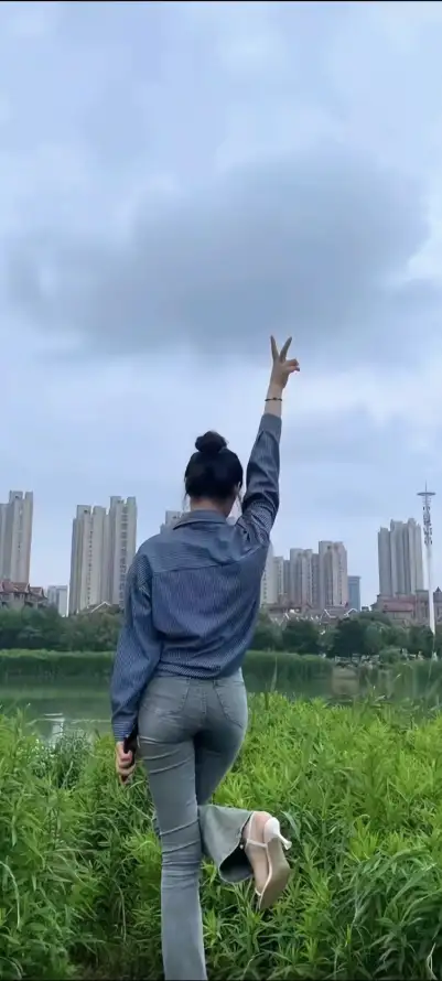 4k户外壁纸 - 比耶 - 河畔 - 美女「哲风壁纸」