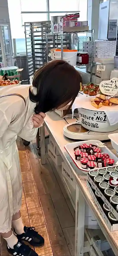 4k侧脸壁纸 - 糕点 - 美女 - 美食「哲风壁纸」
