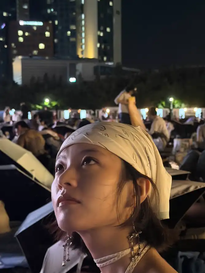 4k人群壁纸 - 侧脸 - 吊带 - 夜晚「哲风壁纸」
