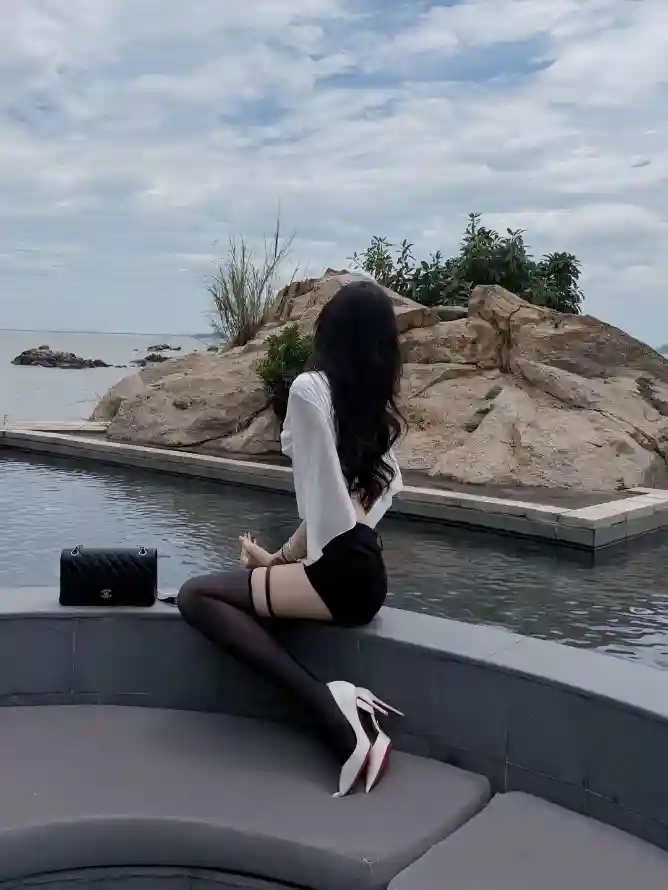 4k坐姿壁纸 - 海景 - 海边 - 礁石「哲风壁纸」