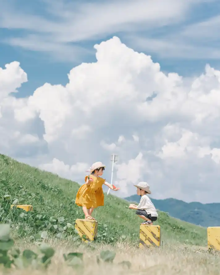 4k互动壁纸 - 夏日 - 孩童 - 山坡「哲风壁纸」