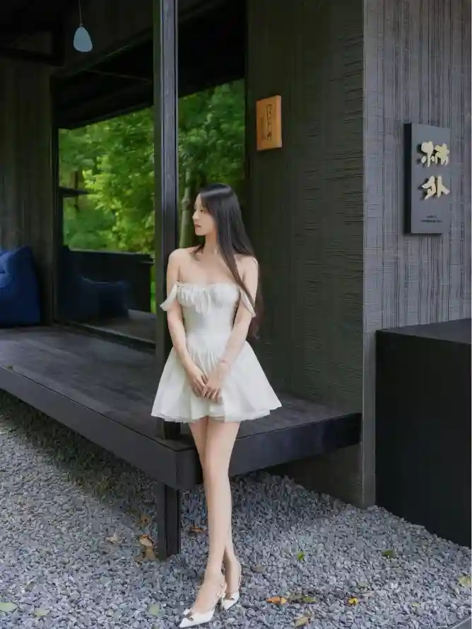 4k侧身壁纸 - 写真 - 短裙 - 绿树「哲风壁纸」