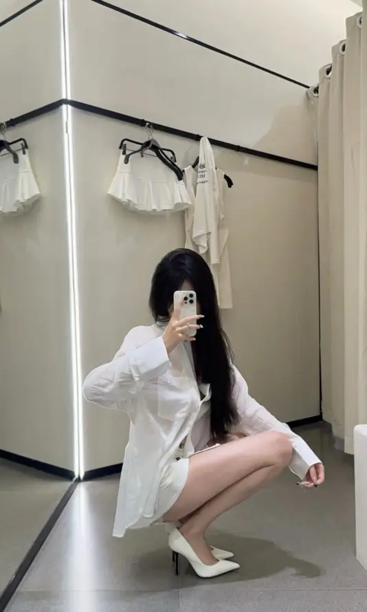 4k女生壁纸 - 穿搭 - 蹲姿 - 氛围感「哲风壁纸」