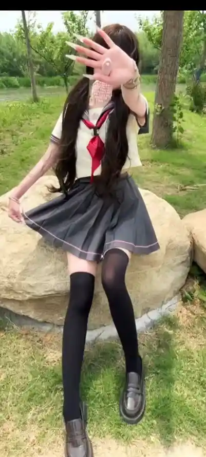 4k坐姿壁纸 - 少女 - 户外 - 树木「哲风壁纸」