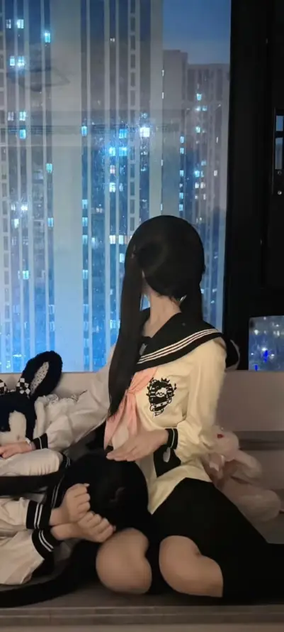 4k少女壁纸 - 居家 - 沙发 - 灯光「哲风壁纸」