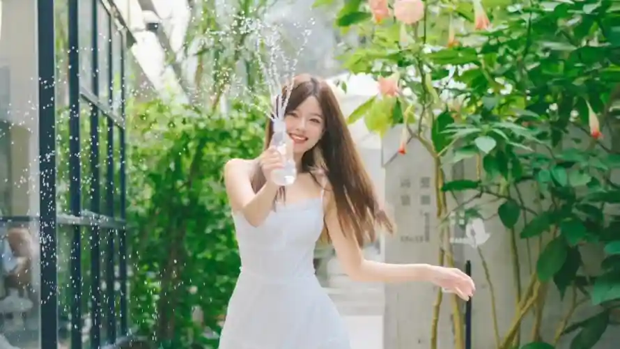 2k夏日壁纸-女神 - 庭院-水珠「哲风壁纸」