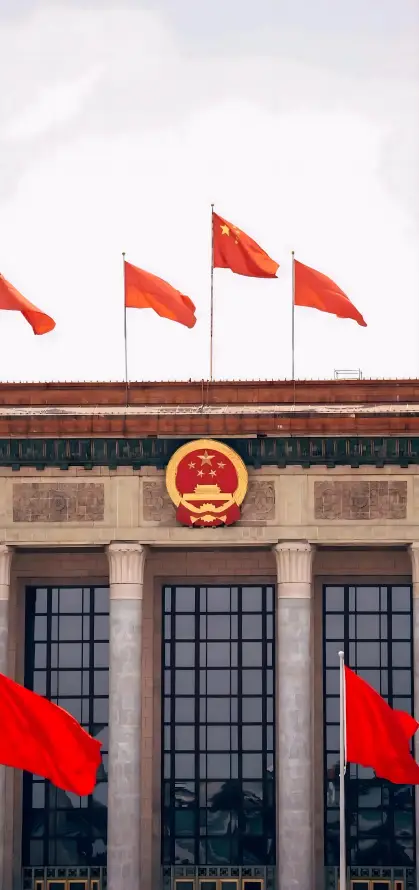 4k国庆壁纸 - 国徽 - 石柱 - 红旗「哲风壁纸」
