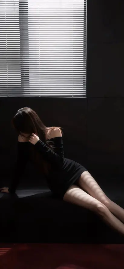 4k坐姿壁纸 - 美女 - 长发 - 大长腿「哲风壁纸」