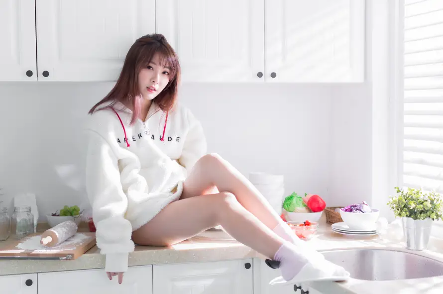5k厨房壁纸-白袜 - 美腿-休闲穿搭「哲风壁纸」