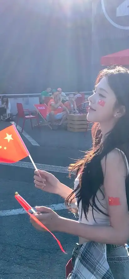 4k长发壁纸 - 氛围感 - 中国国旗 - 侧脸女生「哲风壁纸」