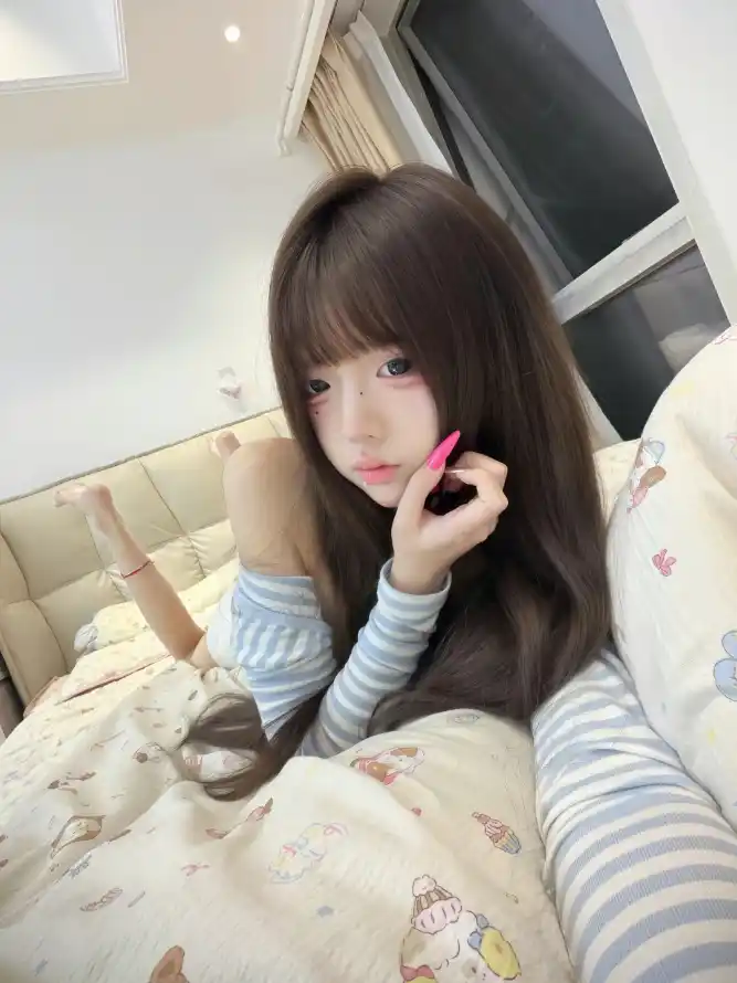 4k卧室壁纸 - 少女 - 床上 - 软萌「哲风壁纸」